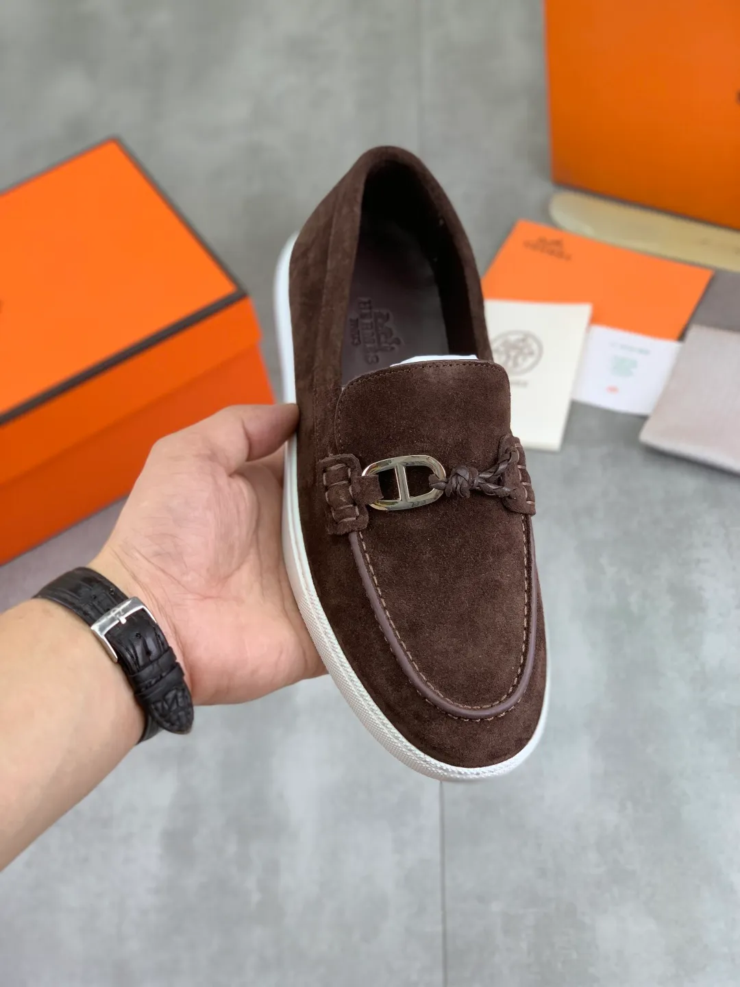 Factory price P600, new model, top version, original order, Hermes men's Drift Sneaker, new summer casual sports shoes, original purchase, development, production, H family men's classic series, technical breathable fabrics with cowhide, casual sports shoes, casual sports dad shoes, combined with high-tech breathable materials and cowhide, H family exclusive button decoration on the side. The outsole is full of H italic design and bright colors to show vitality and continue the brand design inspiration. Stroll around the city lightly and feel free and comfortable. Delivered in exquisite packaging🛍📦 ▪️Fabric: original customized breathable material + first layer of frosted cowhide ▪️Inner: cowhide feet ▪️Outsole: molded and evacuated PU+TPU material ▪️Size: 35-45 Multiple colors available Premium packaging